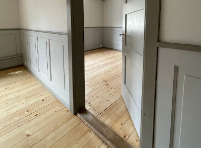 Wandfüllungen Massivholz gestrichen